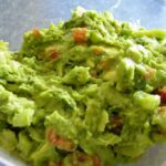 guacamole hecho en casa para acompañar en el asado