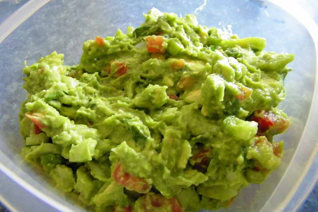 guacamole hecho en casa para acompañar en el asado